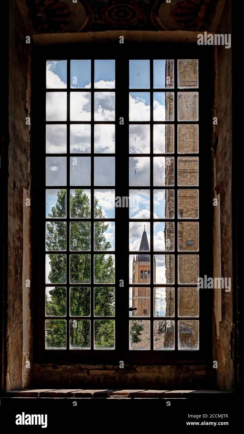 Parma, Emilia Romagna, Italien, Blick auf den Glockenturm von einem alten Palastfenster, UNESCO-Weltkulturerbe Stockfoto