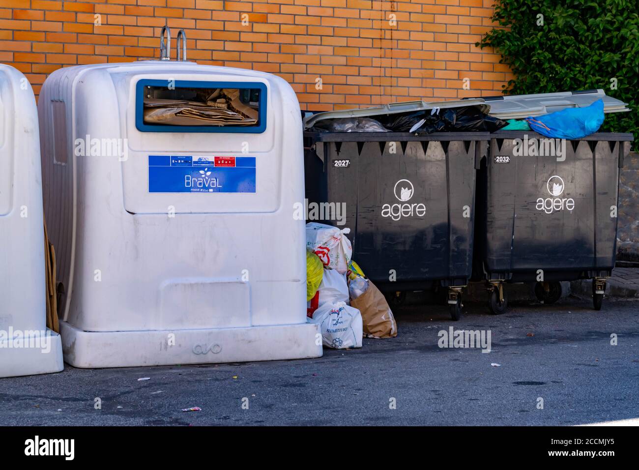 Abfallbehälter in Celeirós in der Nähe von Pools von 2 Braval und Agere Stockfoto