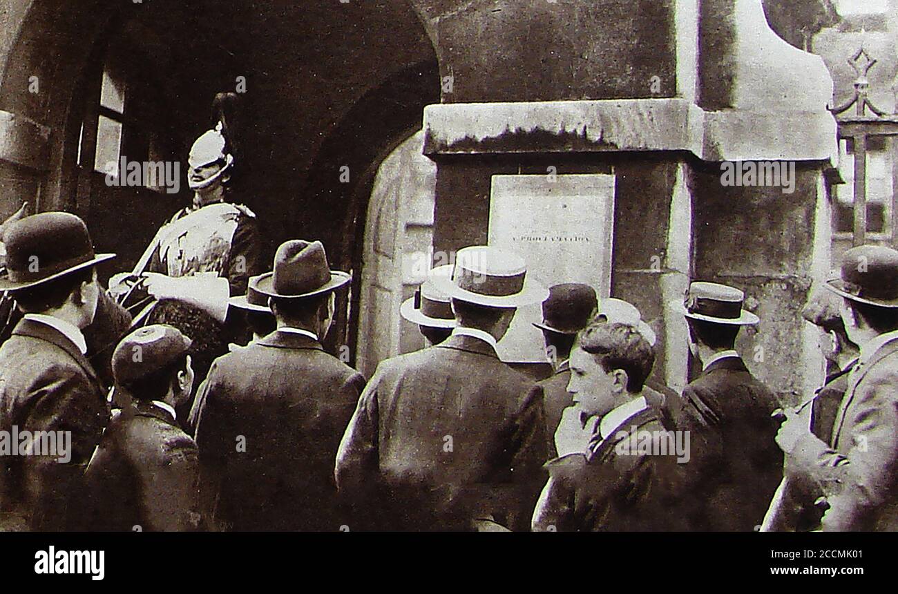 Am 5. August 1914 wurde in London die Kriegserklärung gegen Deutschland (1. Weltkrieg), ausgelöst durch die Ermordung des Erzherzogs Franz Ferdinand von Österreich, verlas. Stockfoto