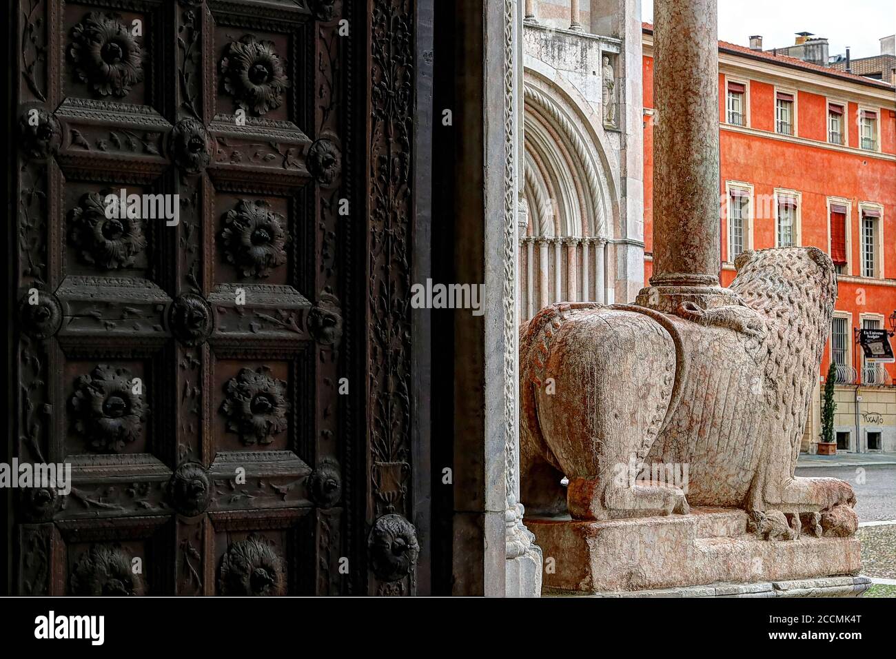 Parma, Detail des Eingangs mit ancien Löwe Skulptur, romanische Kathedrale auf dem duomo Platz, Emilia Romagna, Italien, unesco-Weltkulturerbe Stockfoto