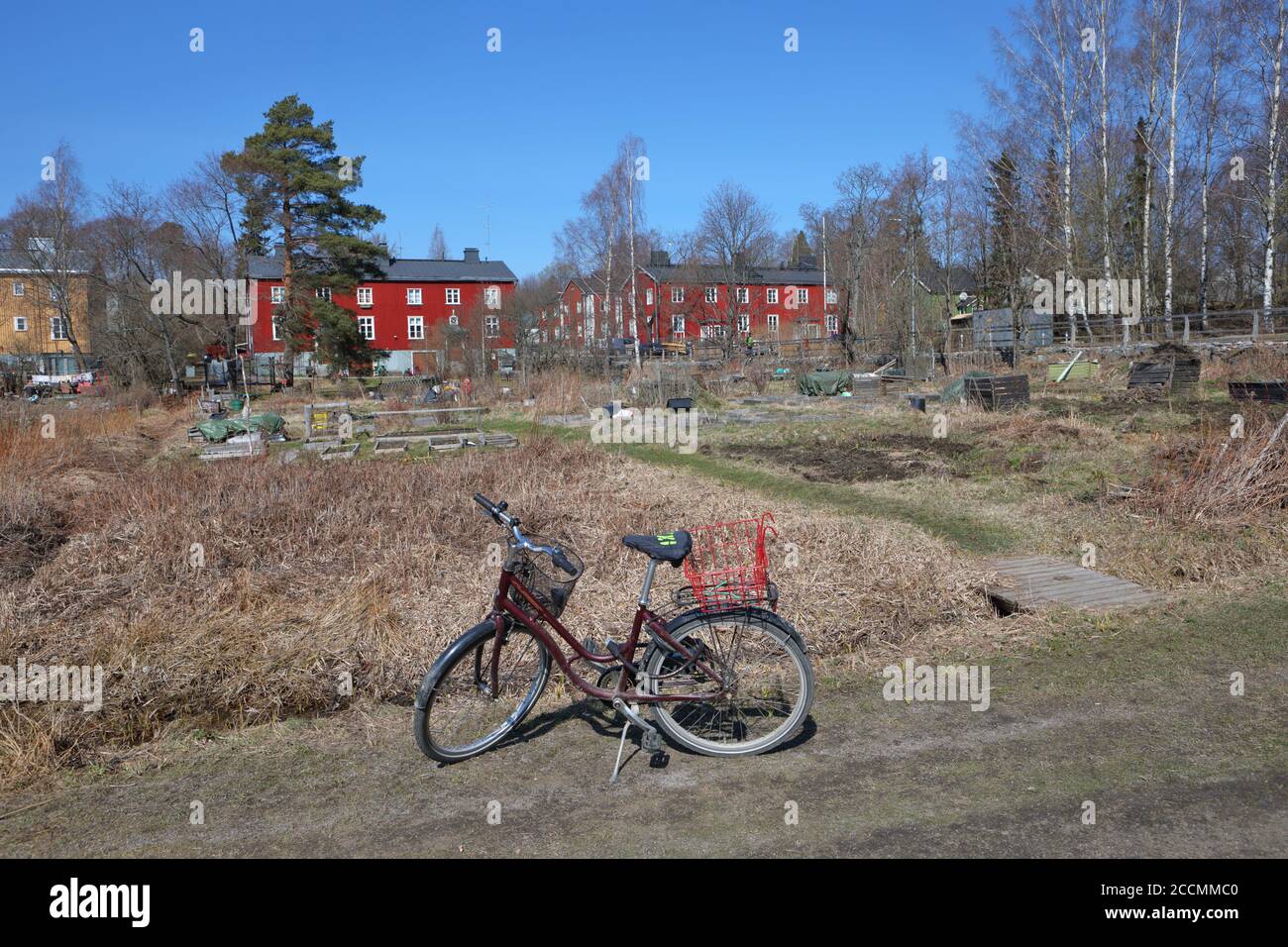 Fahrrad gegen Gemüsegärten auf dem Hinterhof der Häuser in der Limingantie Straße in Kumpula, Helsinki, Finnland Stockfoto