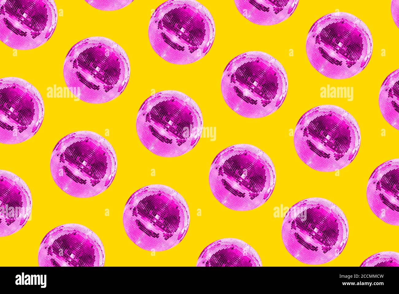 Disco Ball Muster auf gelbem Hintergrund. Leuchtende, kreative Farben. Konzept von Musik, Urlaub und Party. Disco und Nachtleben. Stockfoto