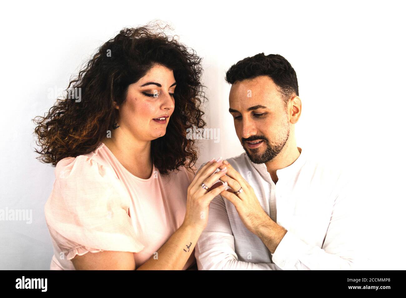 Junge verliebte Paare berühren ihre Hände mit Verlobungsringen. Paar und Ehe Szene. Stockfoto