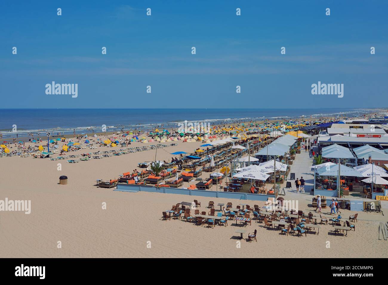 Scheveningen, Niederlande - 10. August 2020: Menschen am berühmten Strand in Scheveningen, Niederlande. Stockfoto