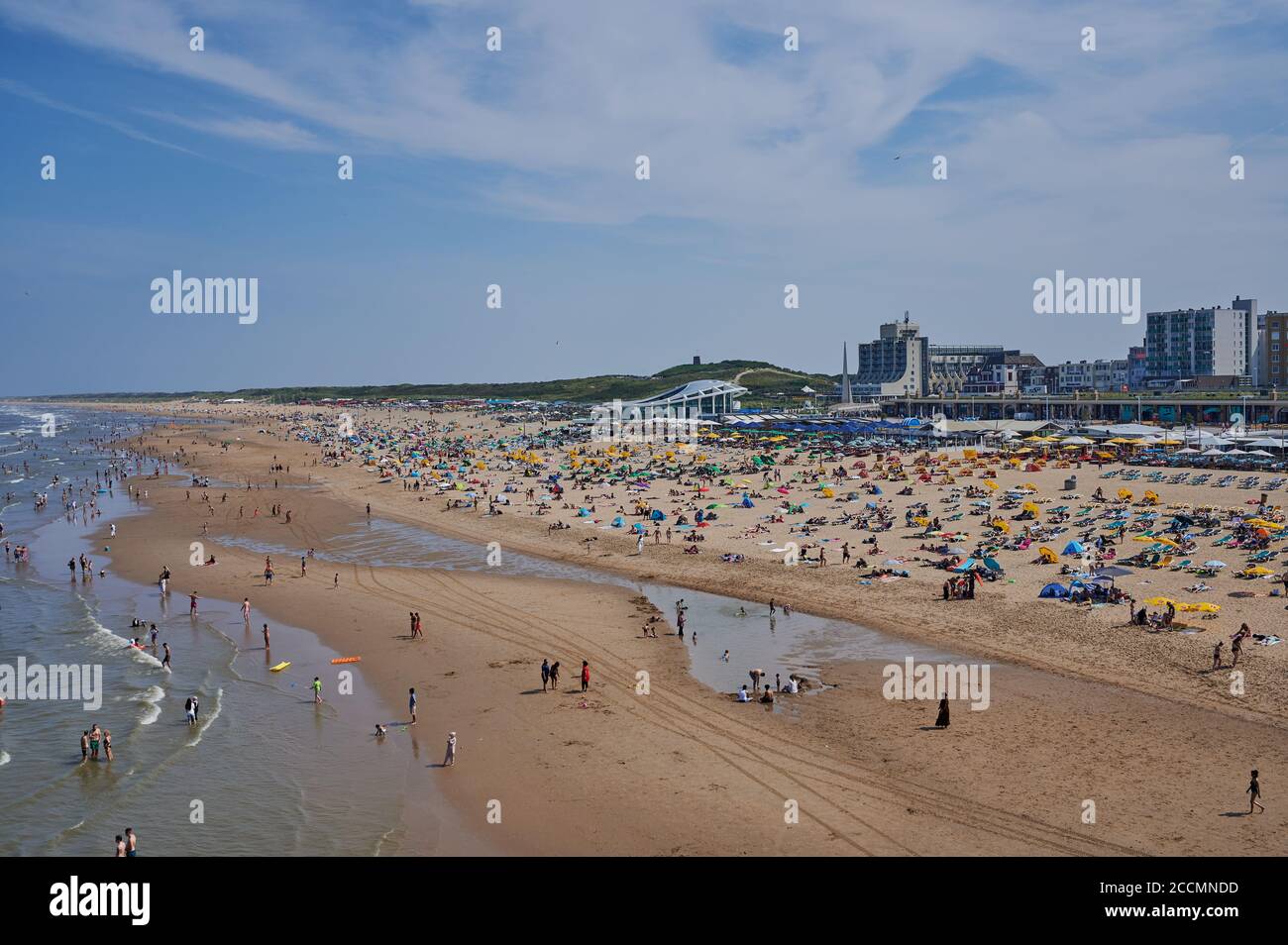 Scheveningen, Niederlande - 10. August 2020: Menschen am berühmten Strand in Scheveningen, Niederlande. Stockfoto