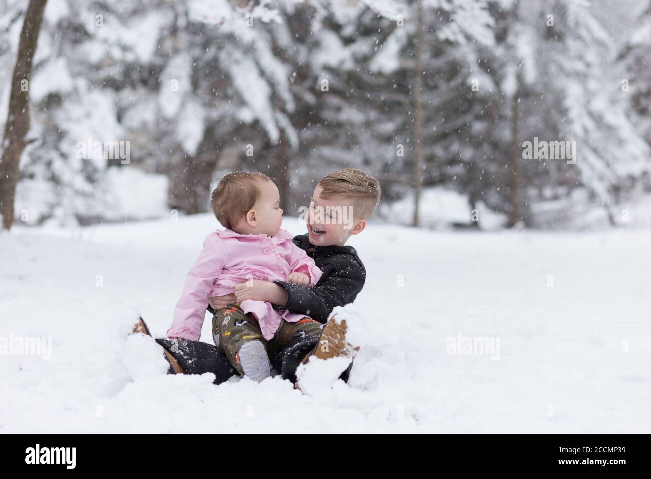 Geschwister im Schnee Stockfoto