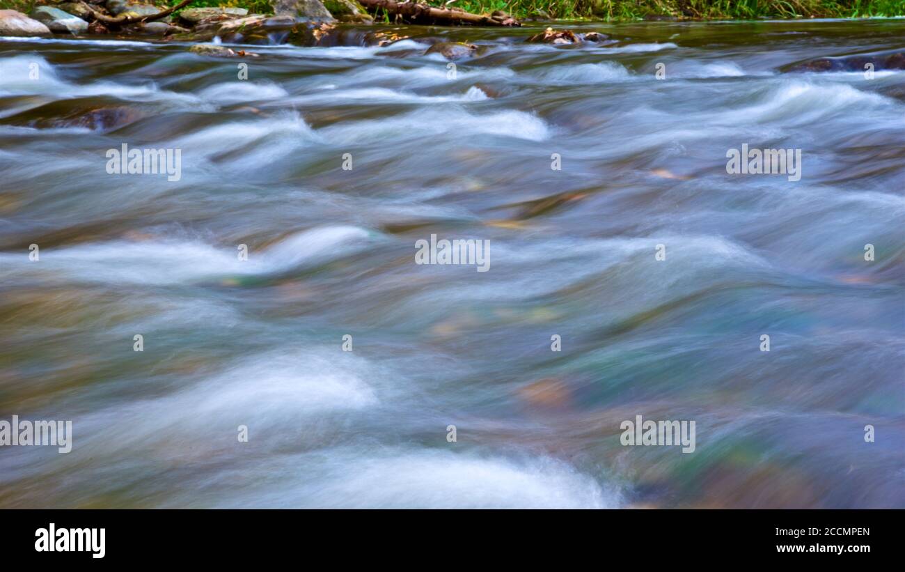 Herbstblatt Farbe mit Strom und fließendem Wasser Stockfoto