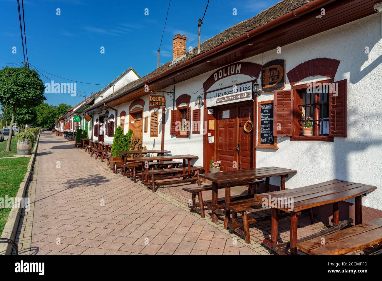 Villany, Ungarn - 08. 18. 2018 -Stadtbild von Villany Ungarn mit Fässern und Kellern auf der Spazierstraße Stockfoto