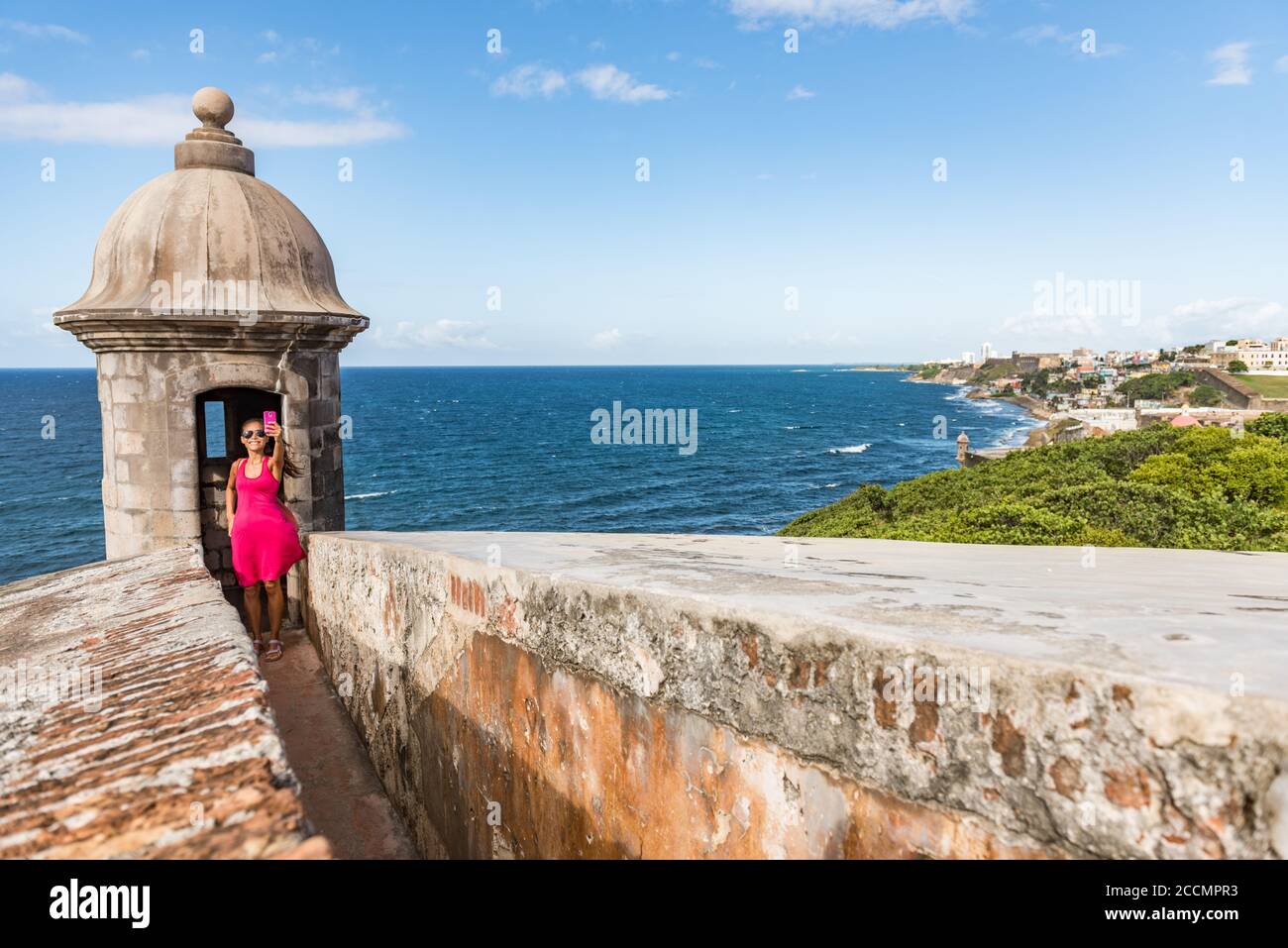 Puerto Rico San Juan City Reise Touristen nehmen Telefon Selfie Foto in Castillo San Felipe Del Morro Festung. Tourismus in Old San Juan Hauptattraktion Stockfoto