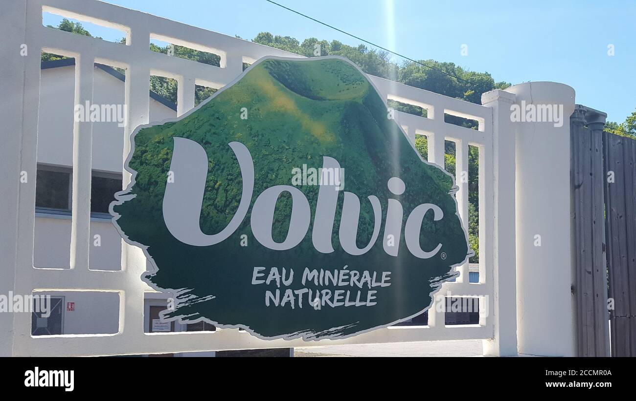 Volvic , puy de Dome / Frankreich - 08 16 2020 : Volvic Zeichen und Logo am Eingangstor der industriellen Extraktionsfabrik und Wasserabfüllung Stockfoto