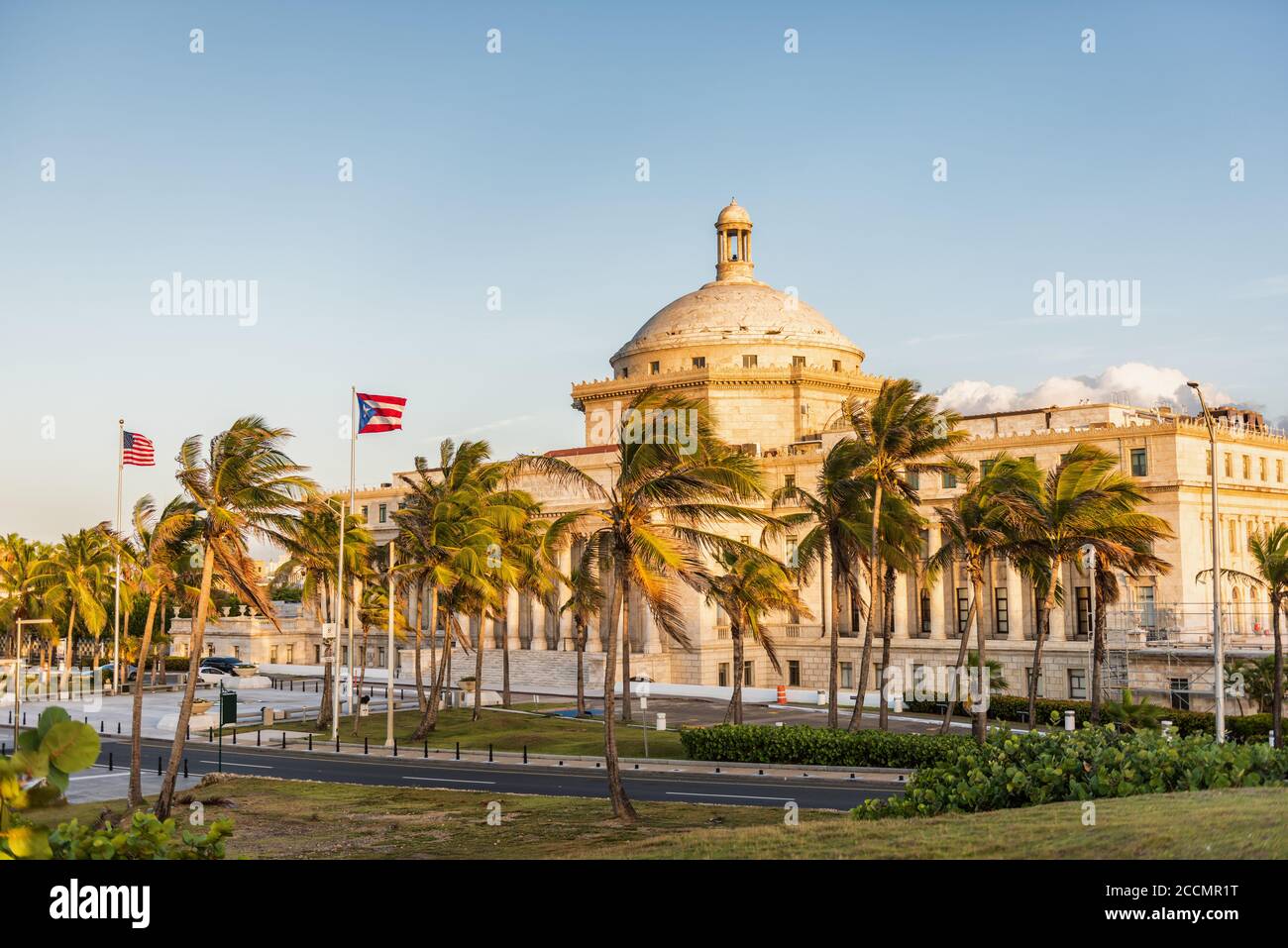 Puerto Rico Kapitolgebäude des Hauptstadtbezirks San Juan. USA Reise Kreuzfahrtziel in Lateinamerika. Blick auf die Straße auf die berühmte marmorne Kuppel Stockfoto