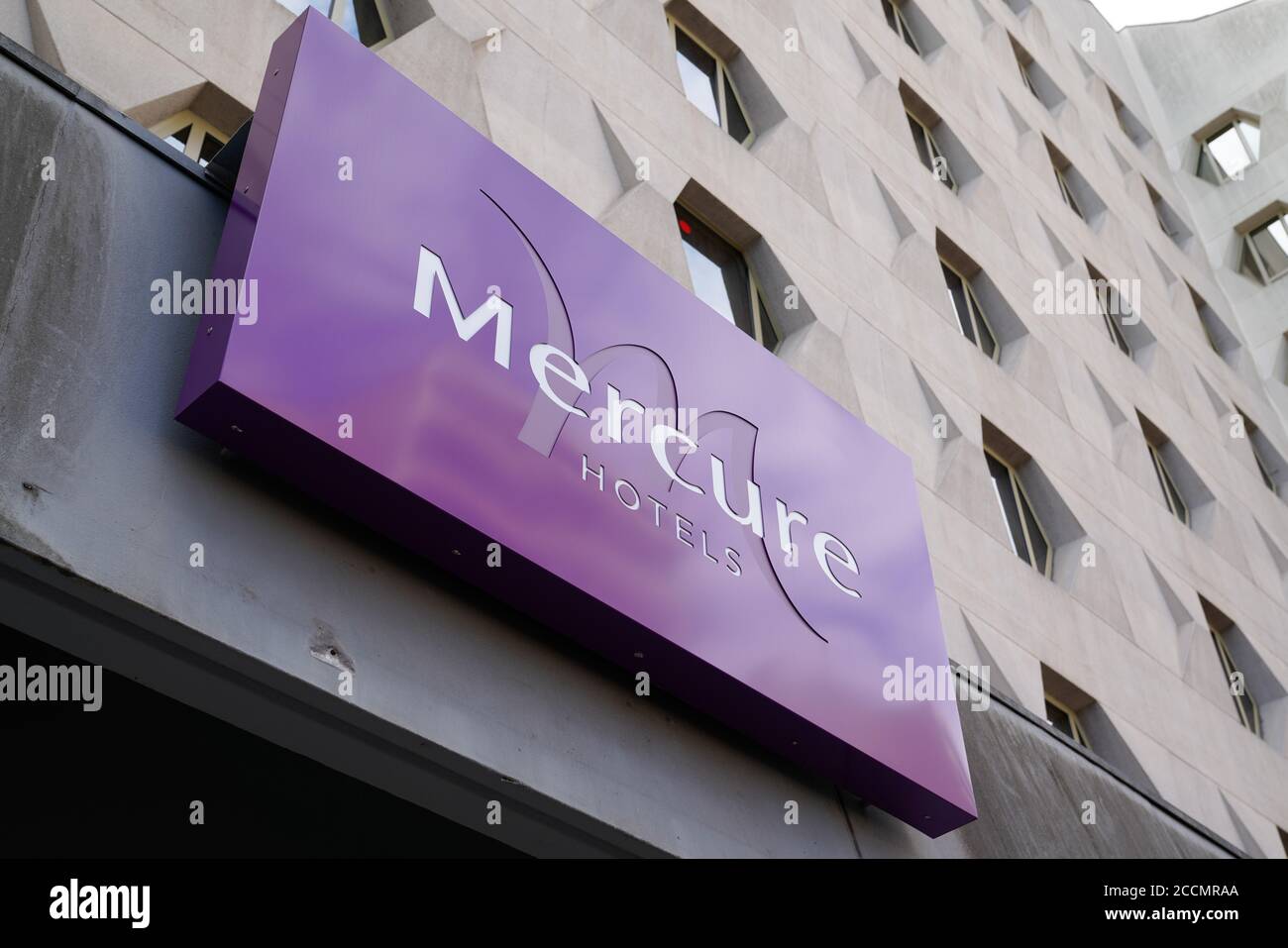 Bordeaux , Aquitanien / Frankreich - 08 16 2020 : mercure Hotel-Schild mit violettem Logo an der Fassade des Hoteleingangs Stockfoto