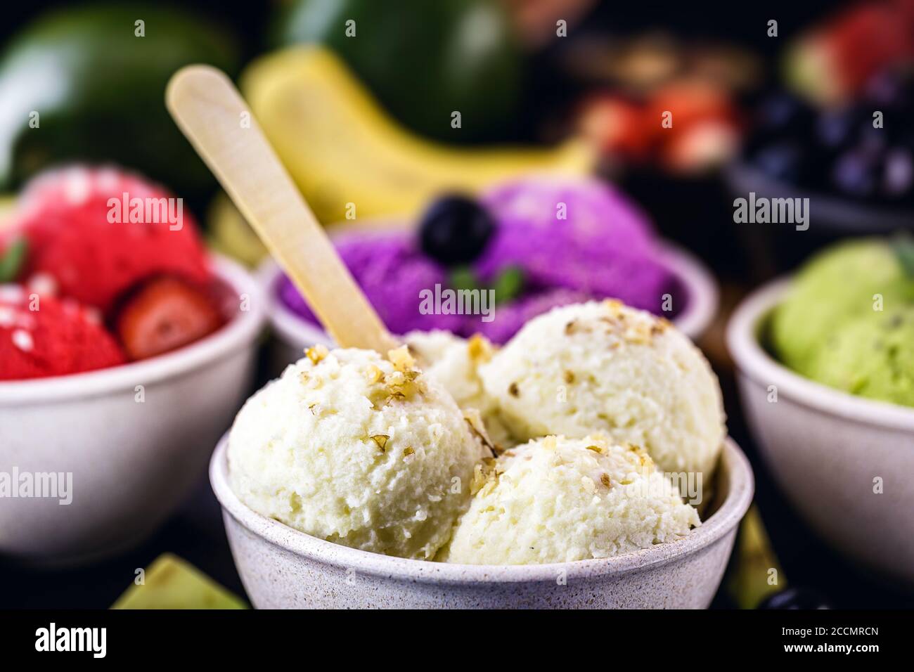 Veganes Bananeneis, hergestellt mit gefrorener Banane ohne Zusatz von Zucker oder Milchprodukten. Stockfoto