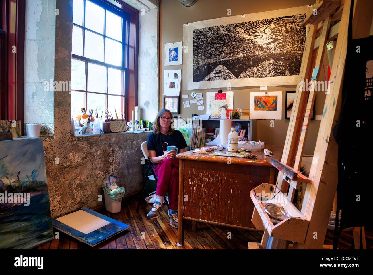 Künstlerin ruht sich im Kunststudio aus Stockfoto