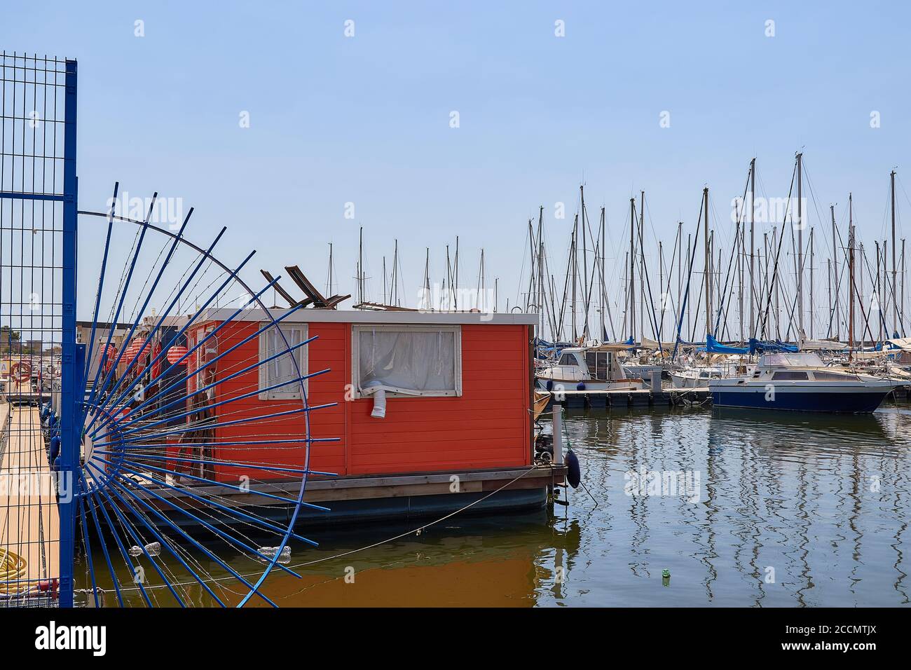 Homeboats mit Kabinen zu vermieten schwimmend auf der Bucht des tyrrhenischen Meeres in Cagliari Italien Stockfoto