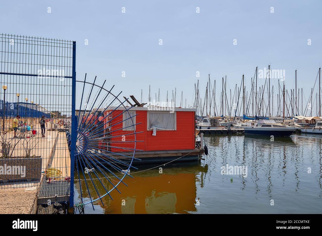 Homeboats mit Kabinen zu vermieten schwimmend auf der Bucht des tyrrhenischen Meeres in Cagliari Italien Stockfoto