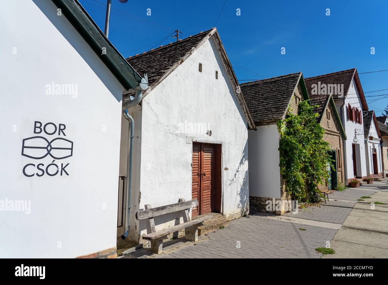 Villanykovesd, Ungarn - 08. 18. 2018 -viele alte traditionelle Kellerei in Villanykovesd in einer ungarischen Weinregion namens Villany mit Wein und Kuss Stockfoto