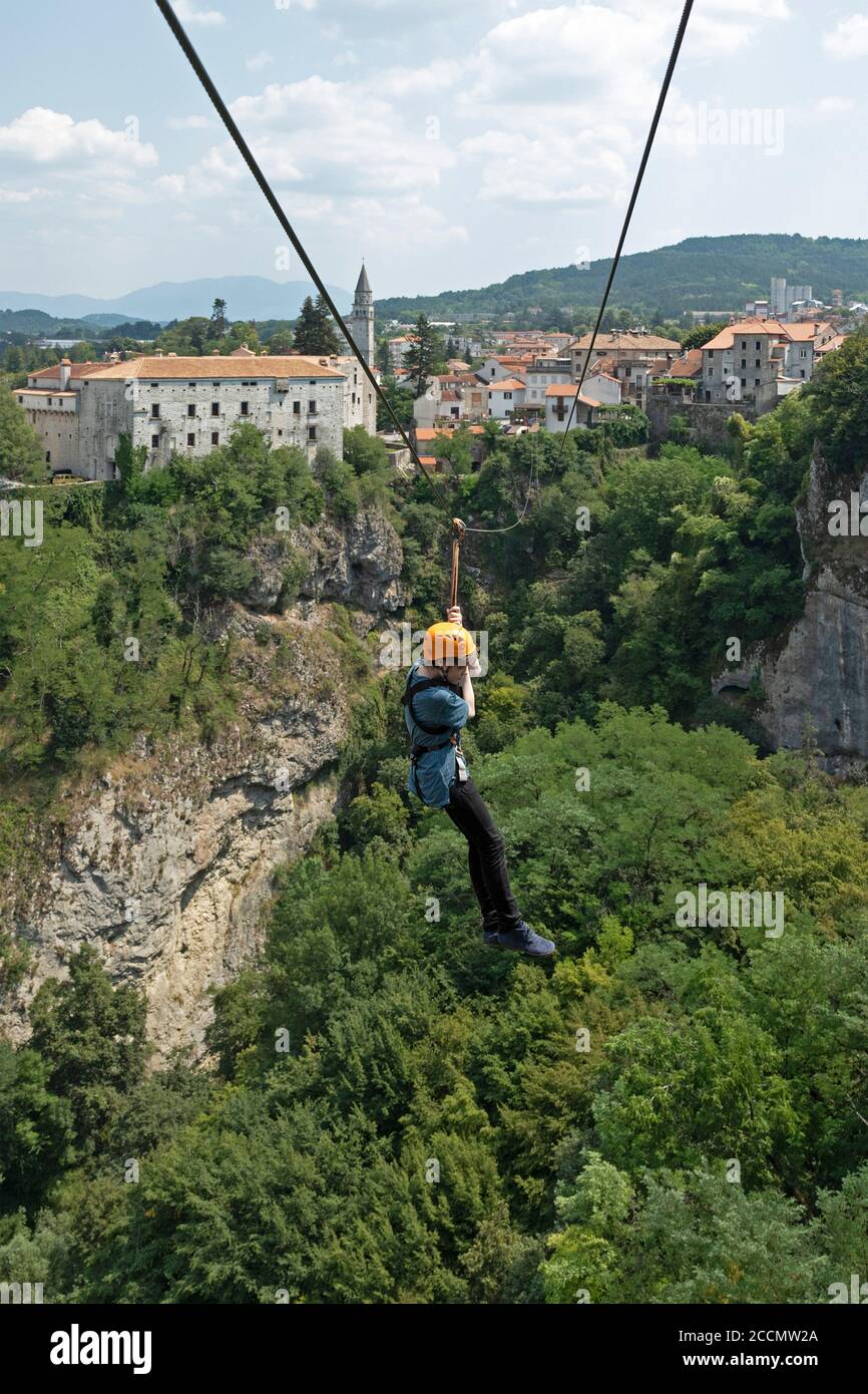 Teenager Reiten Zip Line, Pazin, Istrien, Kroatien Stockfoto