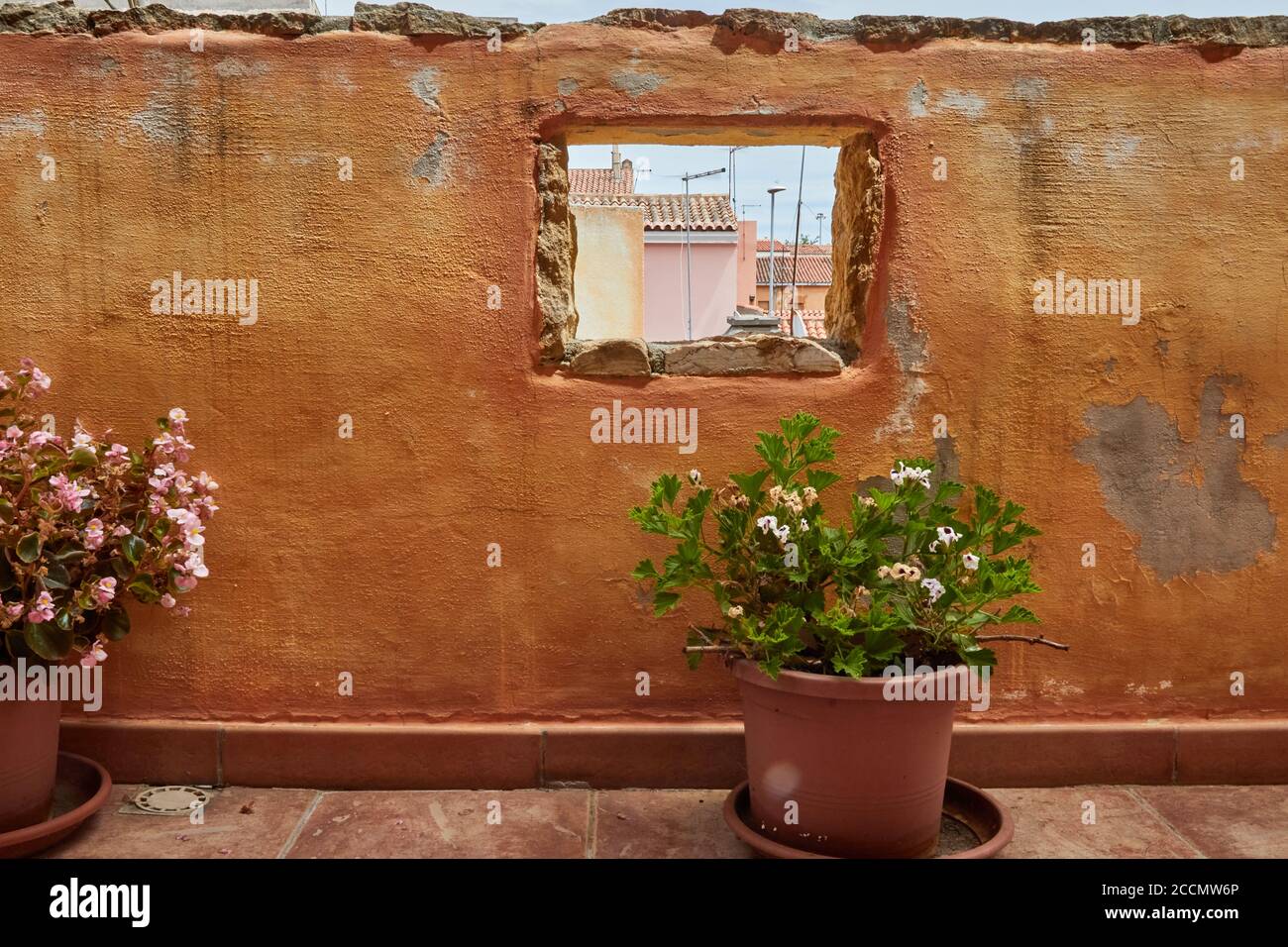 Blick auf die Dächer von Olbia, durch die ganze Wand Stockfoto