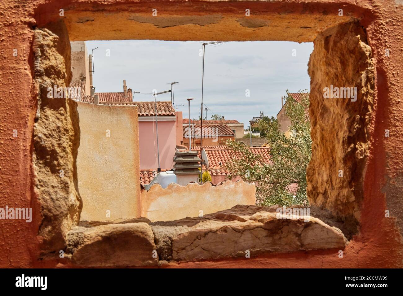 Blick auf die Dächer von Olbia, durch die ganze Wand Stockfoto