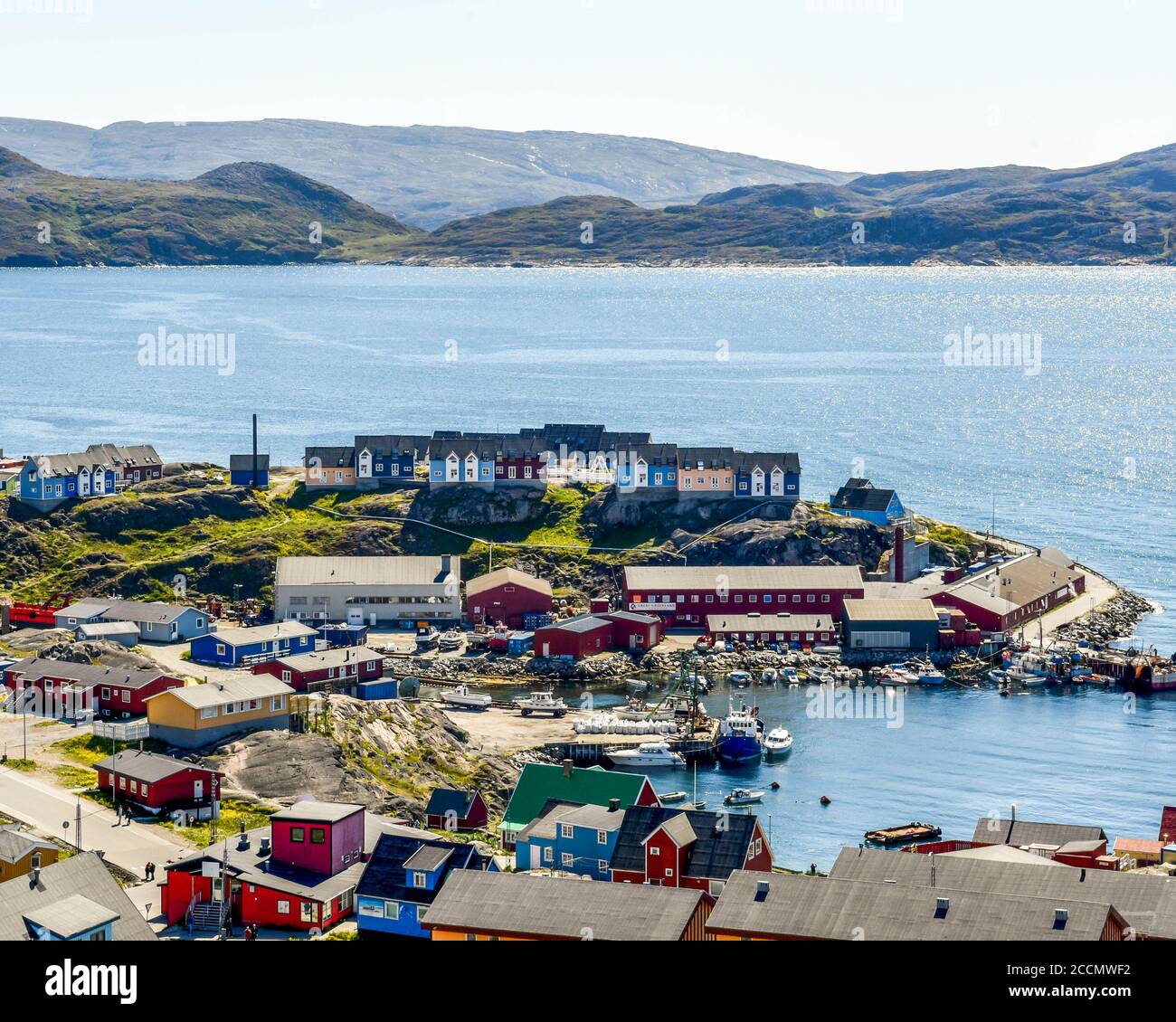 Hafen und Häuser in Qaqortoq, in der Gemeinde Kujalleq in Südgrönland, in der Nähe von Kap Thorvaldsen. Stockfoto