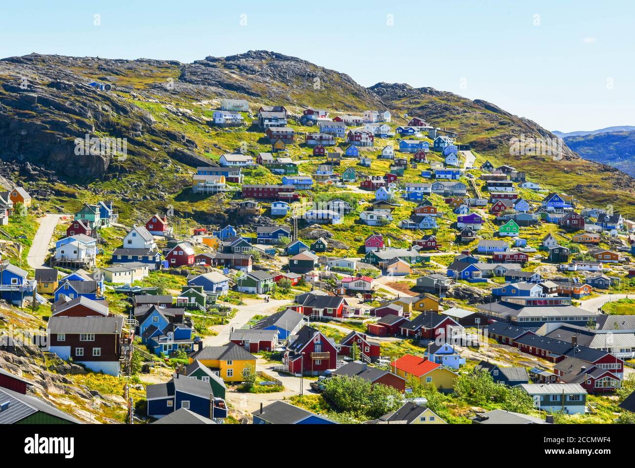 Hafen und Häuser in Qaqortoq, in der Gemeinde Kujalleq in Südgrönland, in der Nähe von Kap Thorvaldsen. Stockfoto