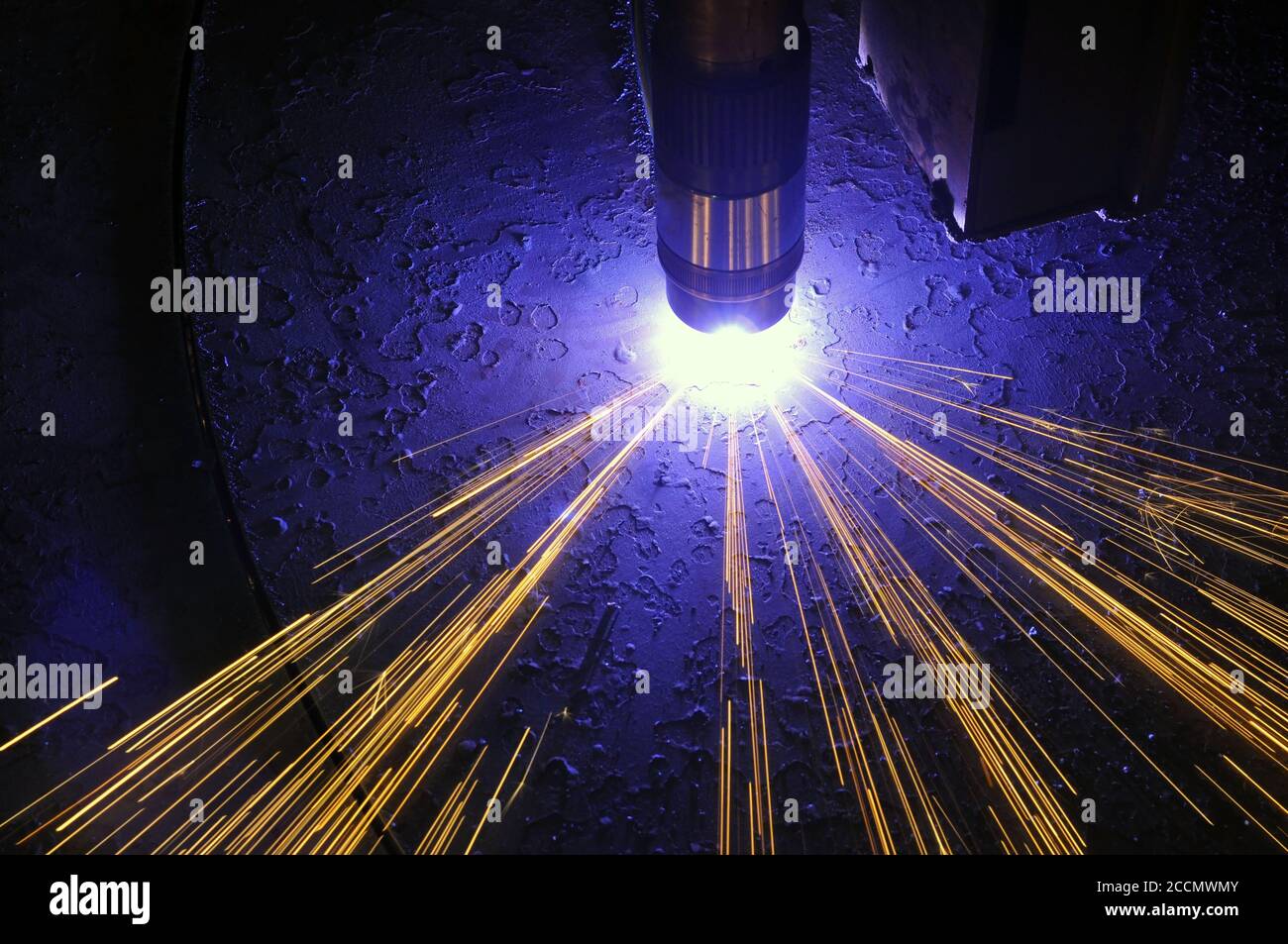 Der Prozess des Schneidens von Metall mit Plasmaschneiden. Stockfoto