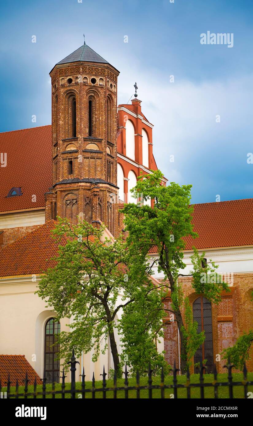 Die Kirche des heiligen Franziskus und des heiligen Bernhard (auch Bernardinenkirche genannt) ist eine römisch-katholische Kirche in der Altstadt von Vilnius, Litauen Stockfoto