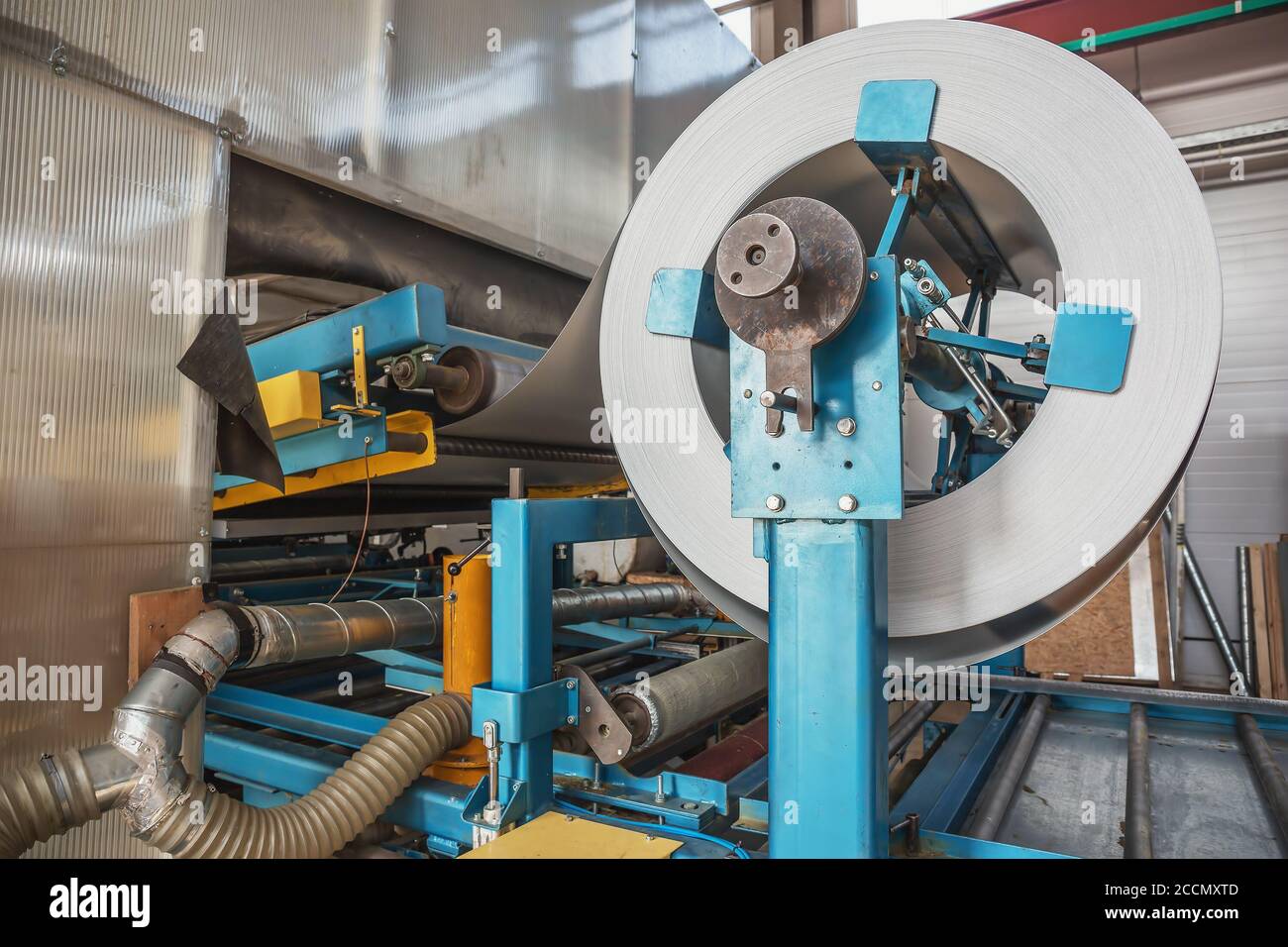Verzinkte Stahlrolle in Blech Umformmaschine in Metallverarbeitung Fabrik, close up. Stockfoto