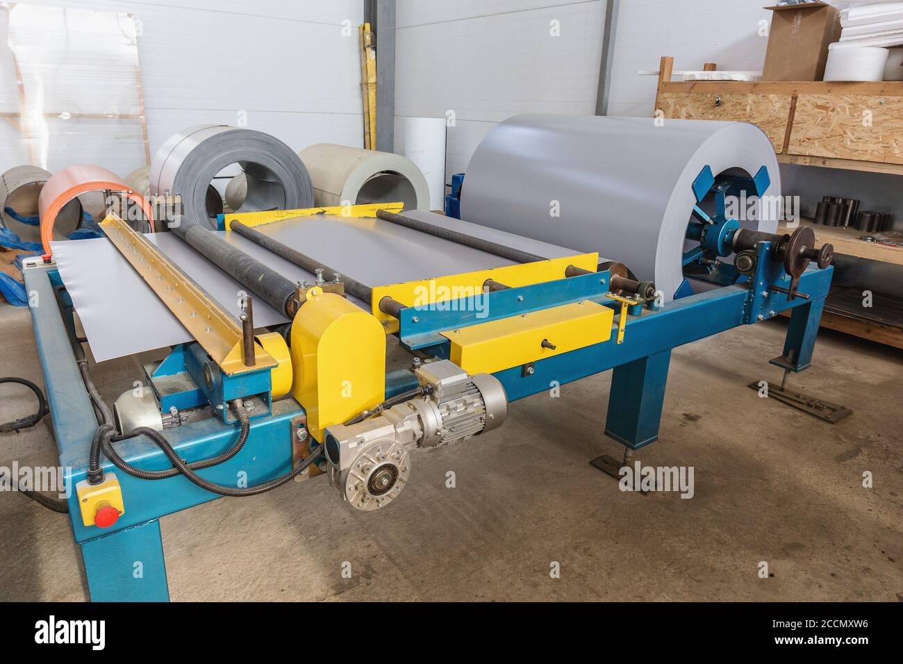 Verzinkte Stahlrolle in Blech Umformmaschine in Metallverarbeitung Fabrik, close up. Stockfoto