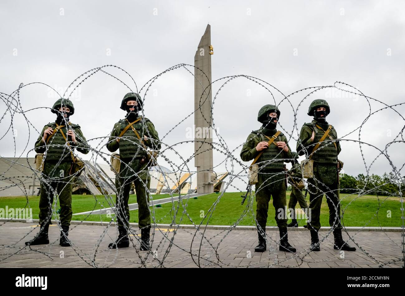 Minsk, Weißrussland - 23. August 2020: Belarussische Menschen nehmen an friedlichen Protesten gegen spezielle Polizeieinheiten und Soldaten nach der Wahl des Präsidenten Teil Stockfoto
