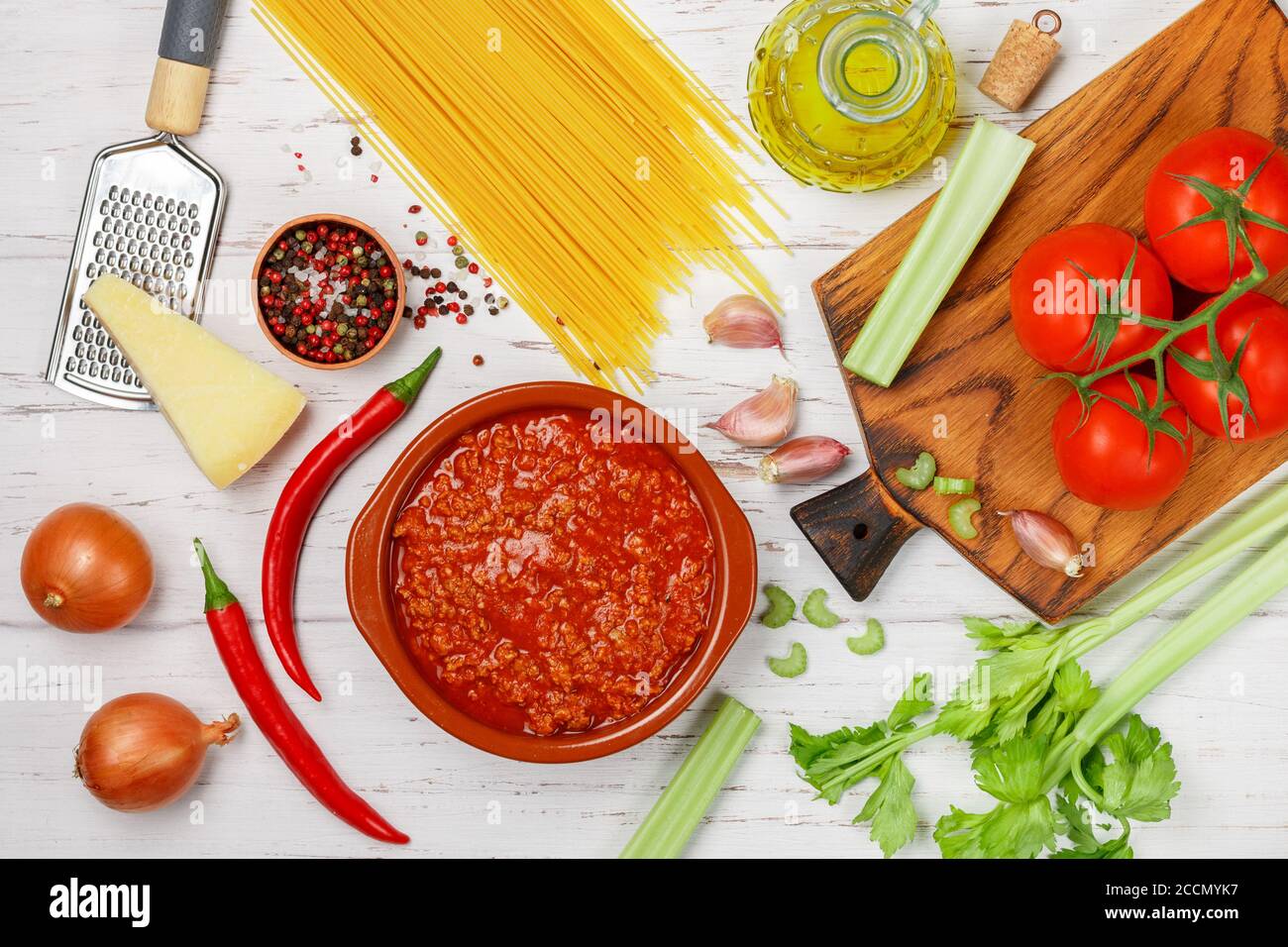 Bolognese. Traditionelle italienische Pasta-Sauce. Es wird aus Hackfleisch mit Tomaten, Zwiebeln, Karotten, Sellerie, Knoblauch, Gewürzen, Gewürzen und Par zubereitet Stockfoto