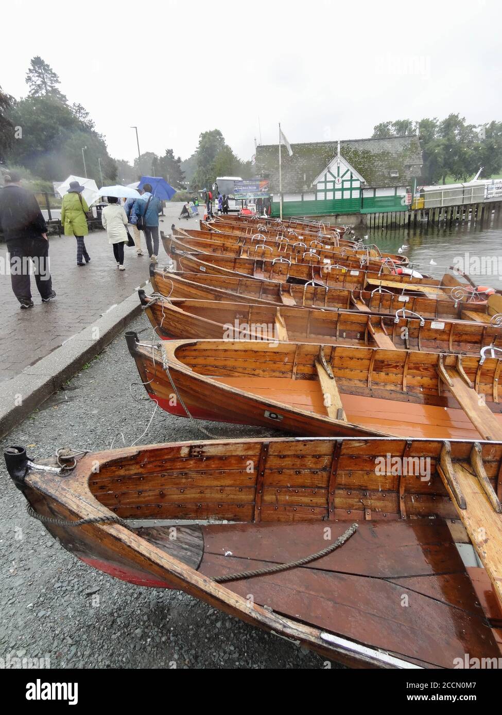 Leere Skiffs wurden am Ufer des Lake Windermere in Ambleside, Cumbria, England, Großbritannien, befahren Stockfoto