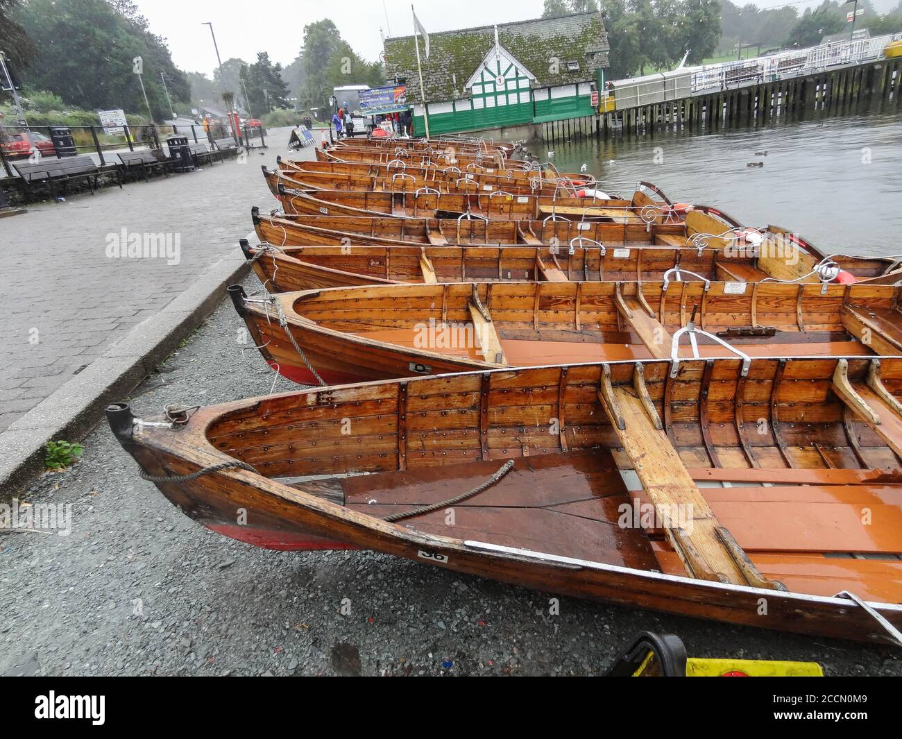 Leere Skiffs wurden am Ufer des Lake Windermere in Ambleside, Cumbria, England, Großbritannien, befahren Stockfoto