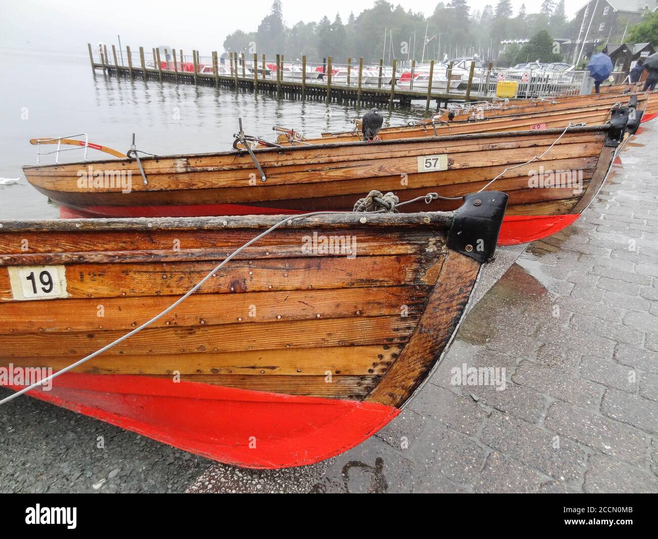 Nahaufnahme leerer Skiffs am Ufer des Lake Windermere in Ambleside, Cumbria, England, Großbritannien Stockfoto