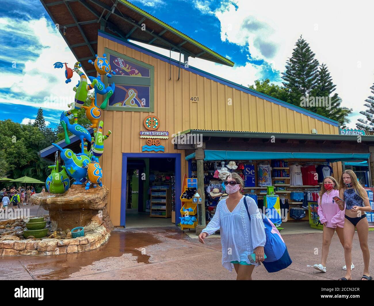 Orlando Fl Usa 6 18 Menschen Die Im Aquatica Water Park In Orlando Florida Mit Gesichtsmasken Und Sozialer Distanzierung Herumlaufen Stockfotografie Alamy