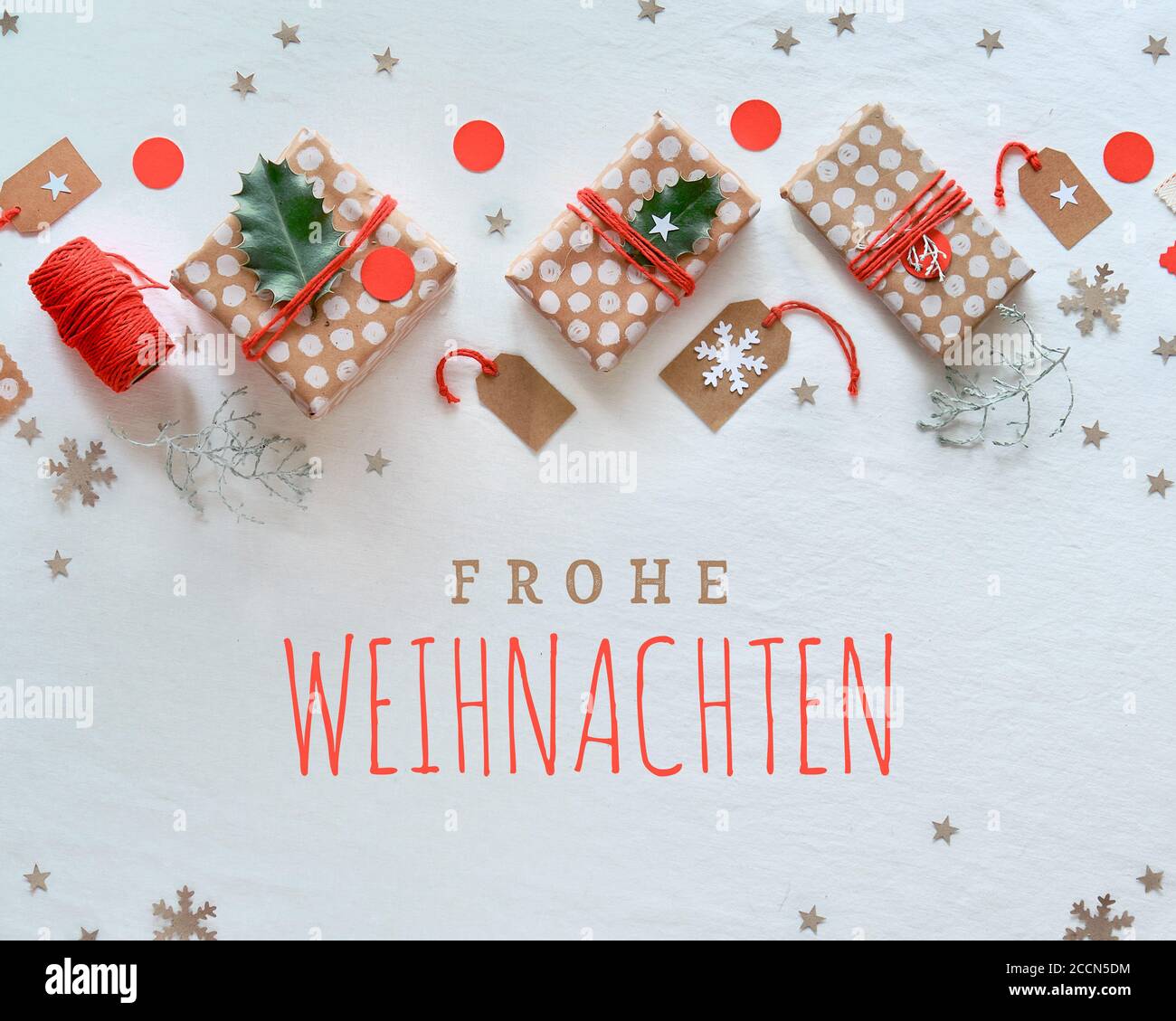 Text Frohe Weihnachten bedeutet Frohe Weihnachten in deutscher Sprache. DIY Weihnachtsgeschenke und handgemachte Dekorationen. Naturplastik frei umweltfreundlich Weihnachten Stockfoto