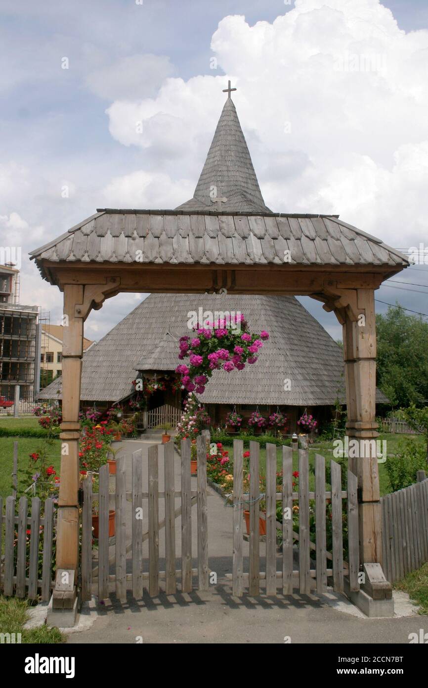 Handgeschnitztes Holztor vor einer kleinen Kirche in Siebenbürgen, Rumänien Stockfoto