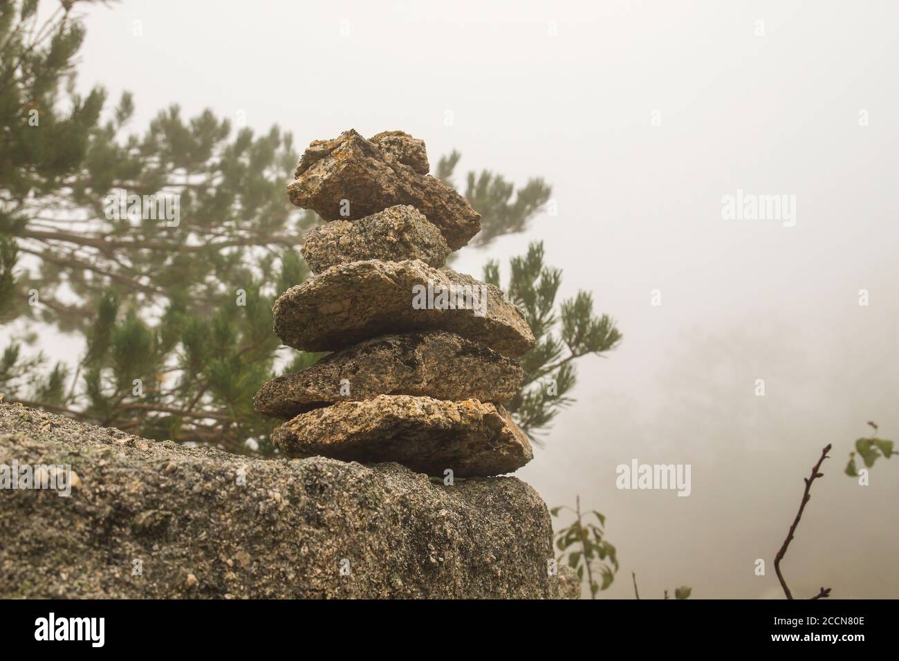 Cairn oder Steinmarkierung im Berg Stockfoto