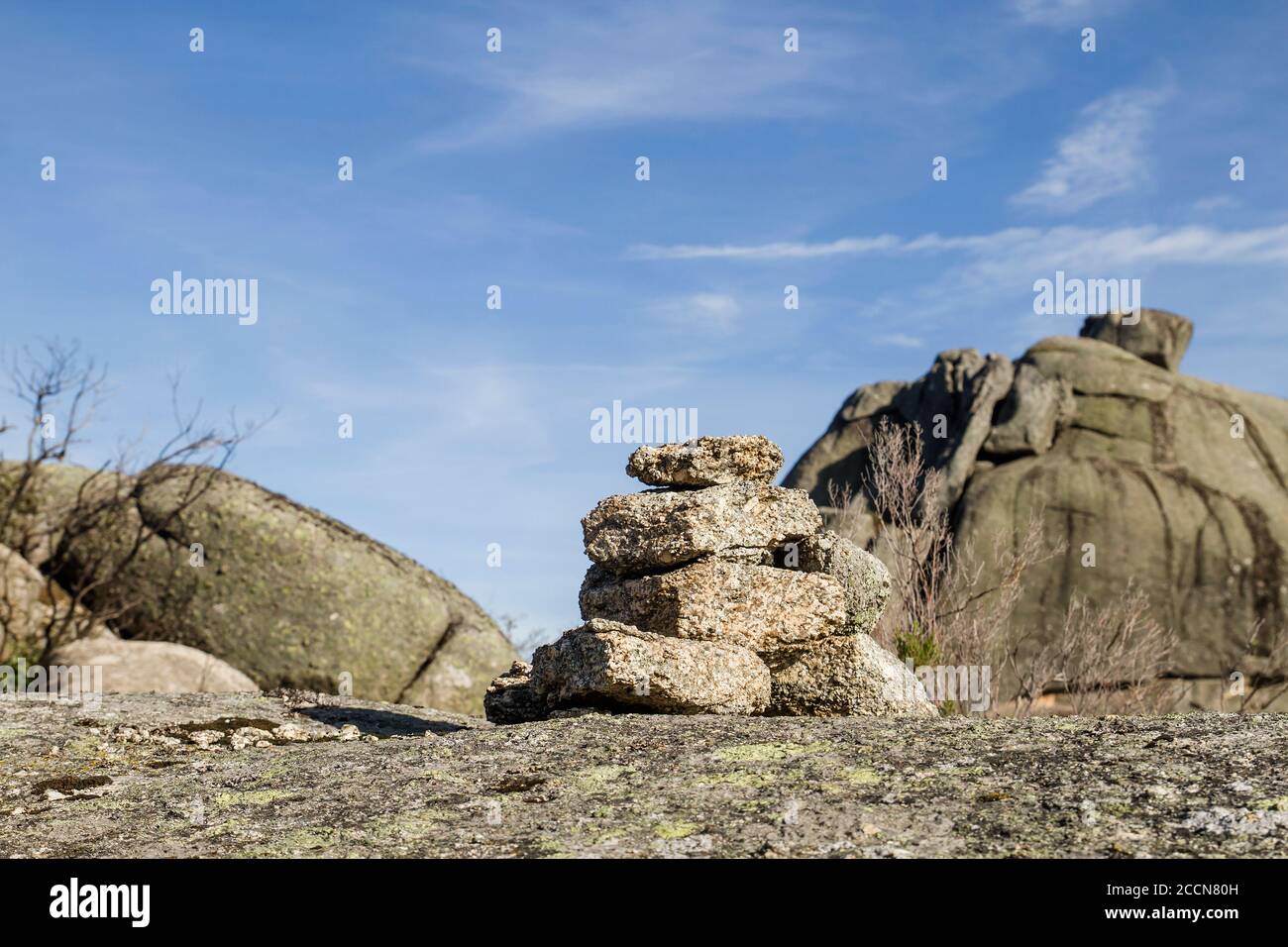 Cairn oder Steinmarkierung im Berg Stockfoto