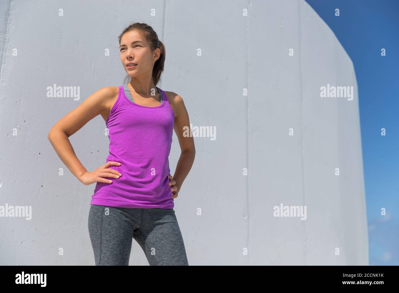 Aktive gesunde asiatische Sport Frau Läufer Porträt zuversichtlich im Freien. Fitness Motivation Mädchen in Yoga activewear Stockfoto