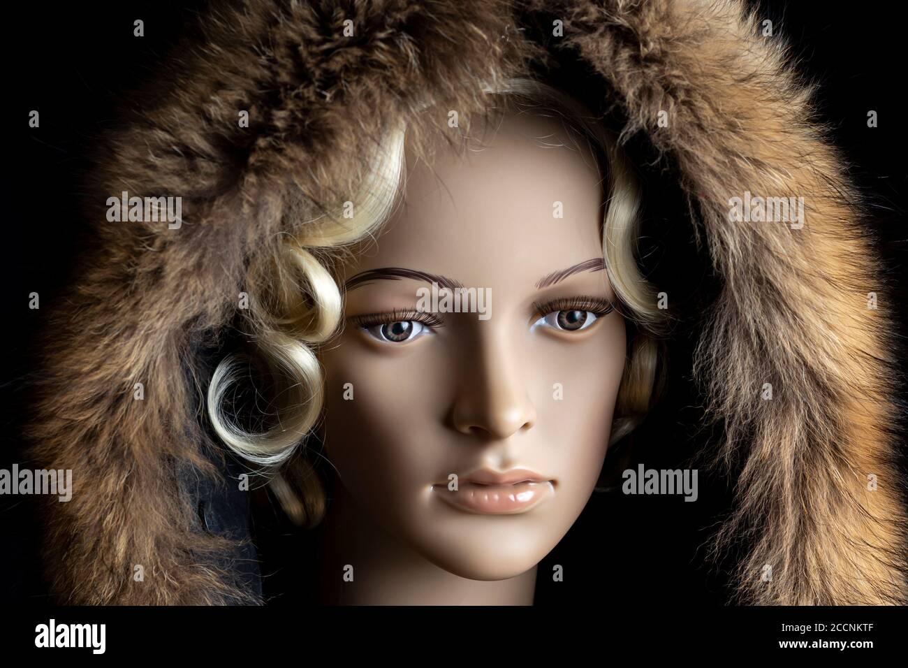 Blonde in Pelz Hood Stockfoto