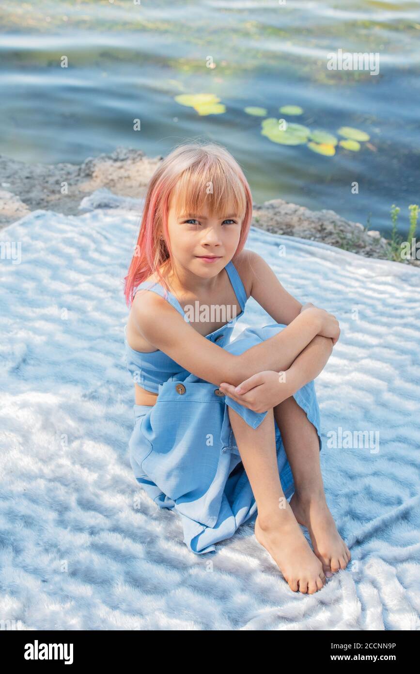 Nettes Kind Mädchen Porträt. Outdoor-Porträt von niedlichen kleinen Mädchen im Sommer Tag. Hochformat. Kind 7-8 Jahre Stockfoto