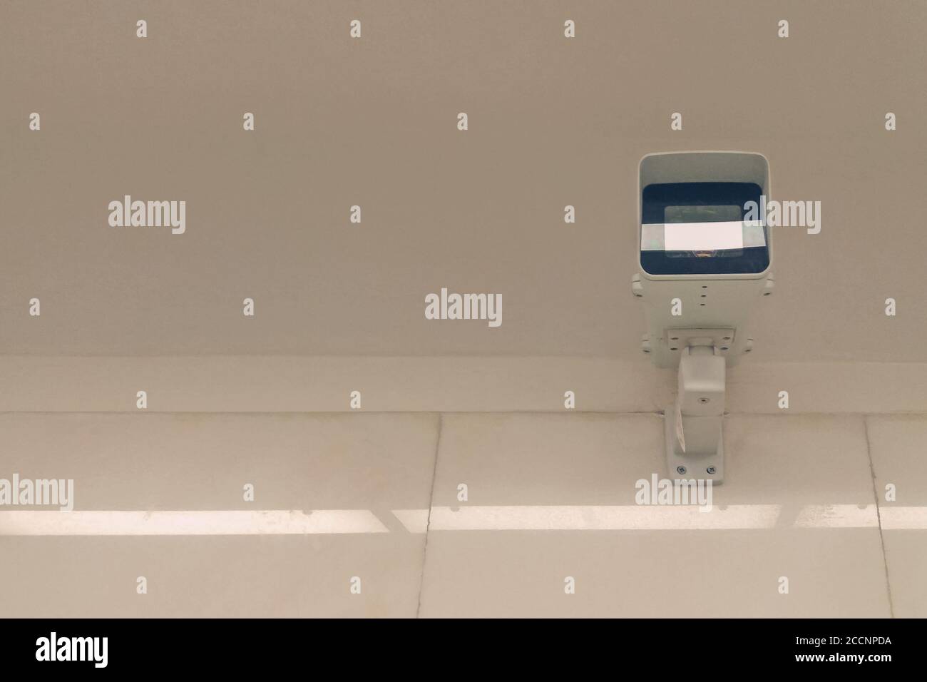 City Video-Überwachungssystem - Sicherheitskamera unter der Decke, Vorderansicht Stockfoto