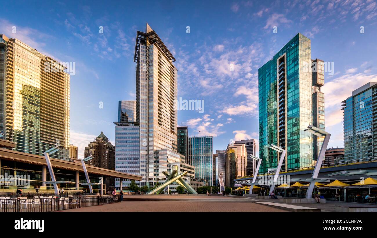 Sonnenuntergang über dem Jack Pool Plaza in Downtown Vancouver Stockfoto