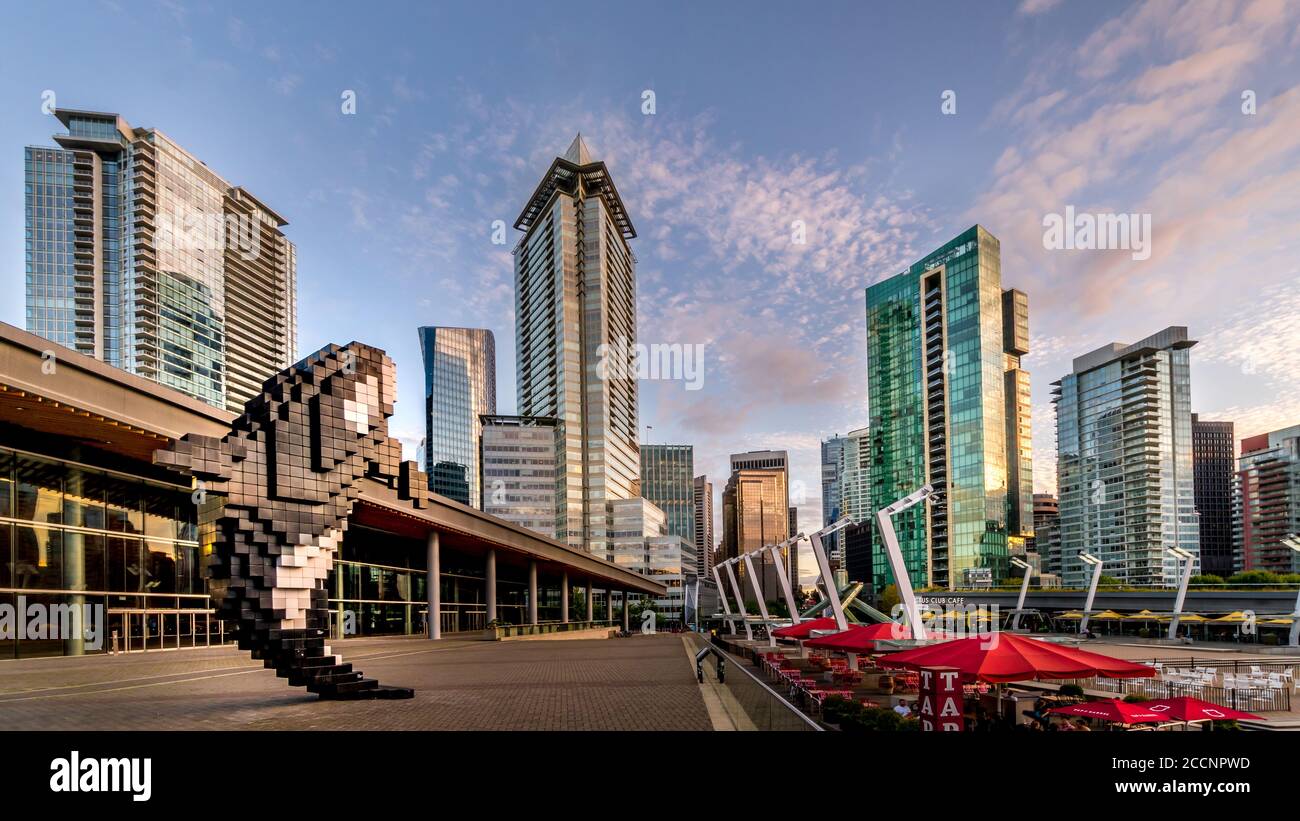 Sonnenuntergang über der Digital Orca Skulptur am Jack Pool Plaza In Downtown Vancouver Stockfoto