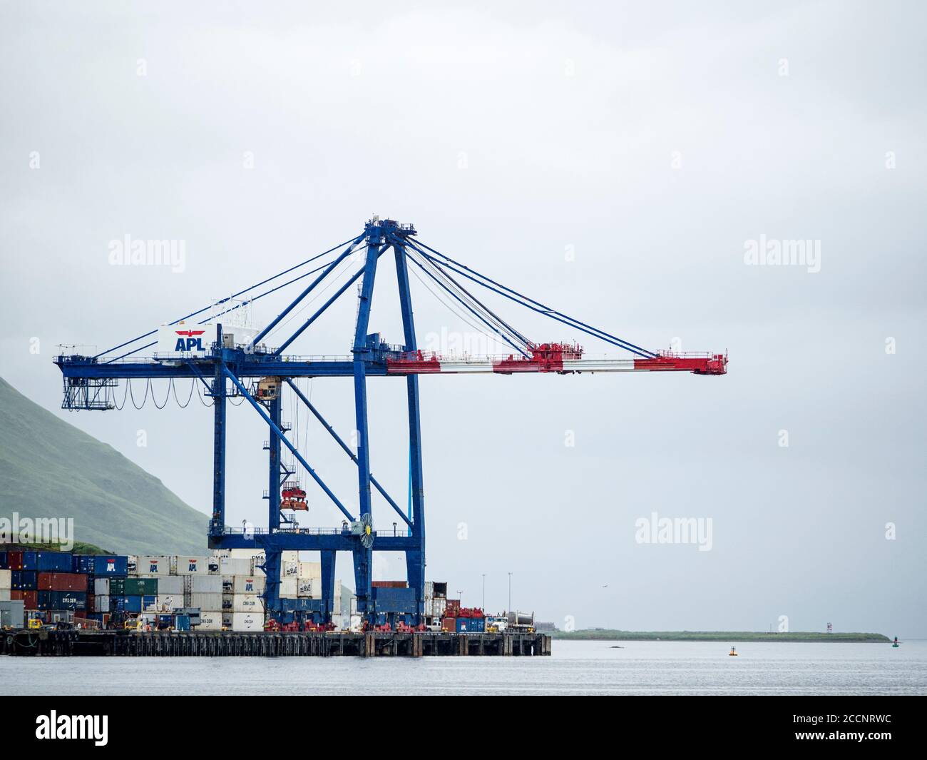 Containerkran am Dock in Dutch Harbor in der Gemeinde Unalaska, Alaska. Stockfoto