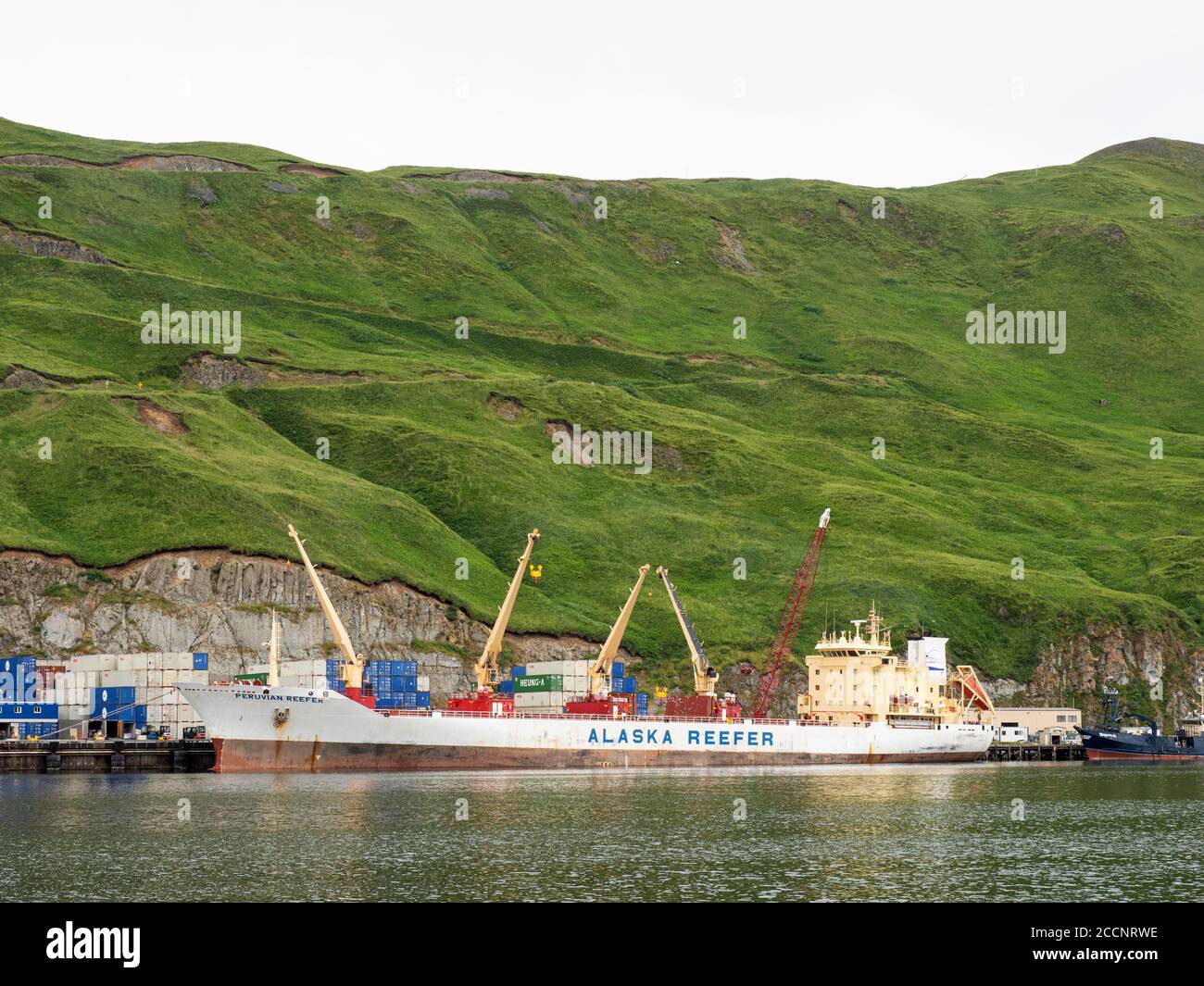 Containerschiff am Dock in Dutch Harbor in der Gemeinde Unalaska, Alaska. Stockfoto
