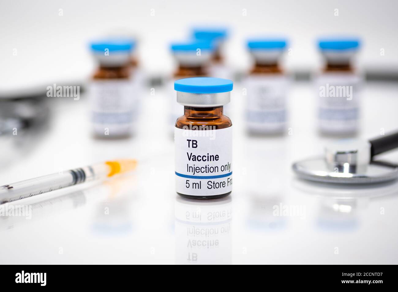 Tuberkulose-Impffläschchen mit Injektionsspritze und Stethoskop in weiß Hintergrund Stockfoto