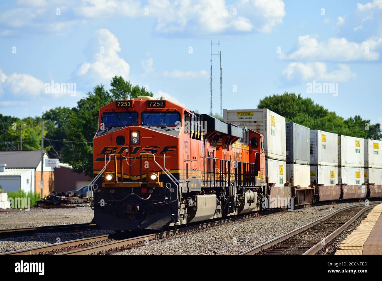 Mendota, Illinois, USA. Zwei Lokomotiven führen eine Burlington Northern Santa Fe intermodale Fracht oder Stapel Zug ostbound. Stockfoto